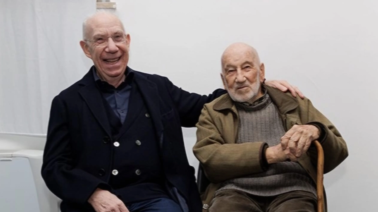 Davide Mengacci, 76 anni, presentatore televisivo, con l’amico Gianni Berengo Gardin, 94 anni. A destra, uno scatto di Berengo Gardin realizzato a Linosa nel 1991 Davide Mengacci, 76 anni, presentatore televisivo, con l’amico Gianni Berengo Gardin, 94 anni. A destra, uno scatto di Berengo Gardin realizzato a Linosa nel 1991