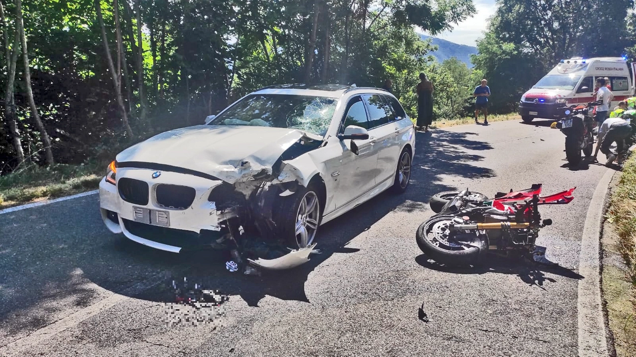 Incidente stradale ad Asso (Como): grave motociclista Incidente stradale ad Asso (Como): grave motociclista