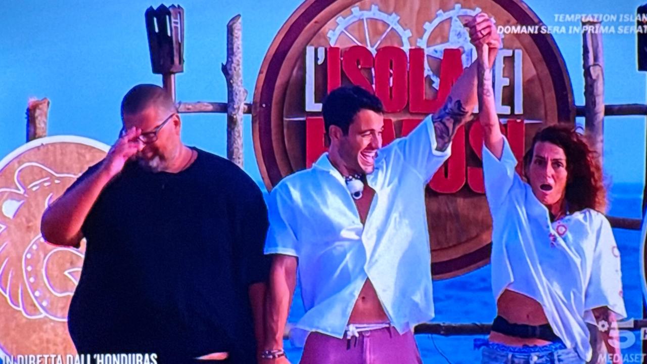 Cristina Plevani vince l'Isola dei Famosi 2025; con la maglia nera, Mario Adinolfi