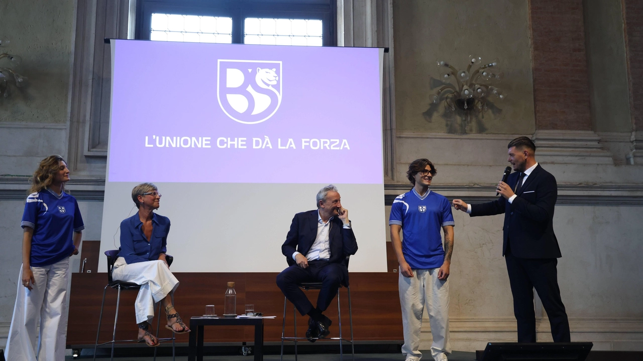 L’industriale bresciano ha “traslocato“ la sua Feralpisalò dalle rive Garda alla città della Leonessa. Ieri a Palazzo della Loggia presentati logo e maglie: stessi colori sociali che furono della Rondinelle.