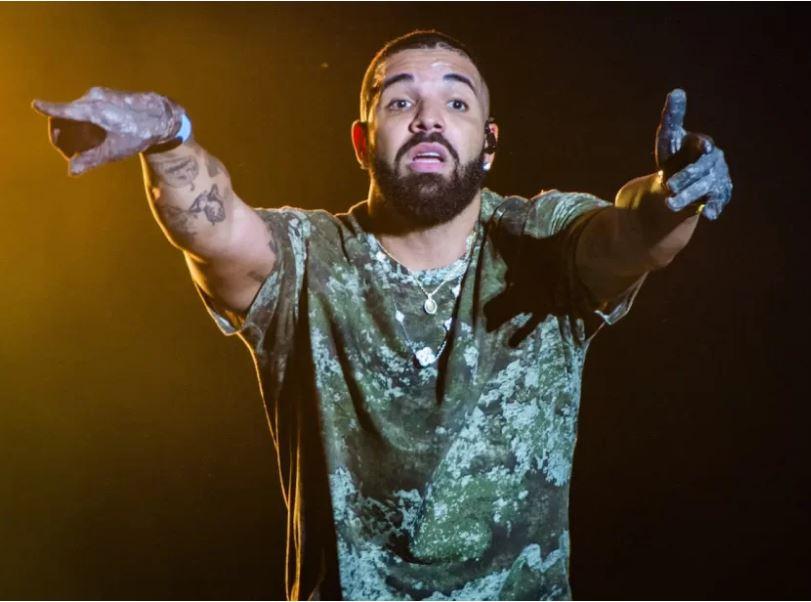 Drake il gladiatore (con l’autotune): al Forum sul ring contro se stesso Drake il gladiatore (con l’autotune): al Forum sul ring contro se stesso