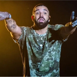 Drake il gladiatore (con l’autotune): al Forum sul ring contro se stesso