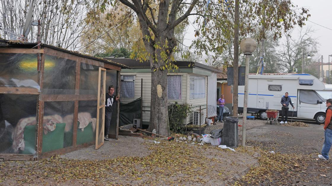Il campo sinti di Pavia nella bufera: la relazione bomba rivela che il Comune non è proprietario dell