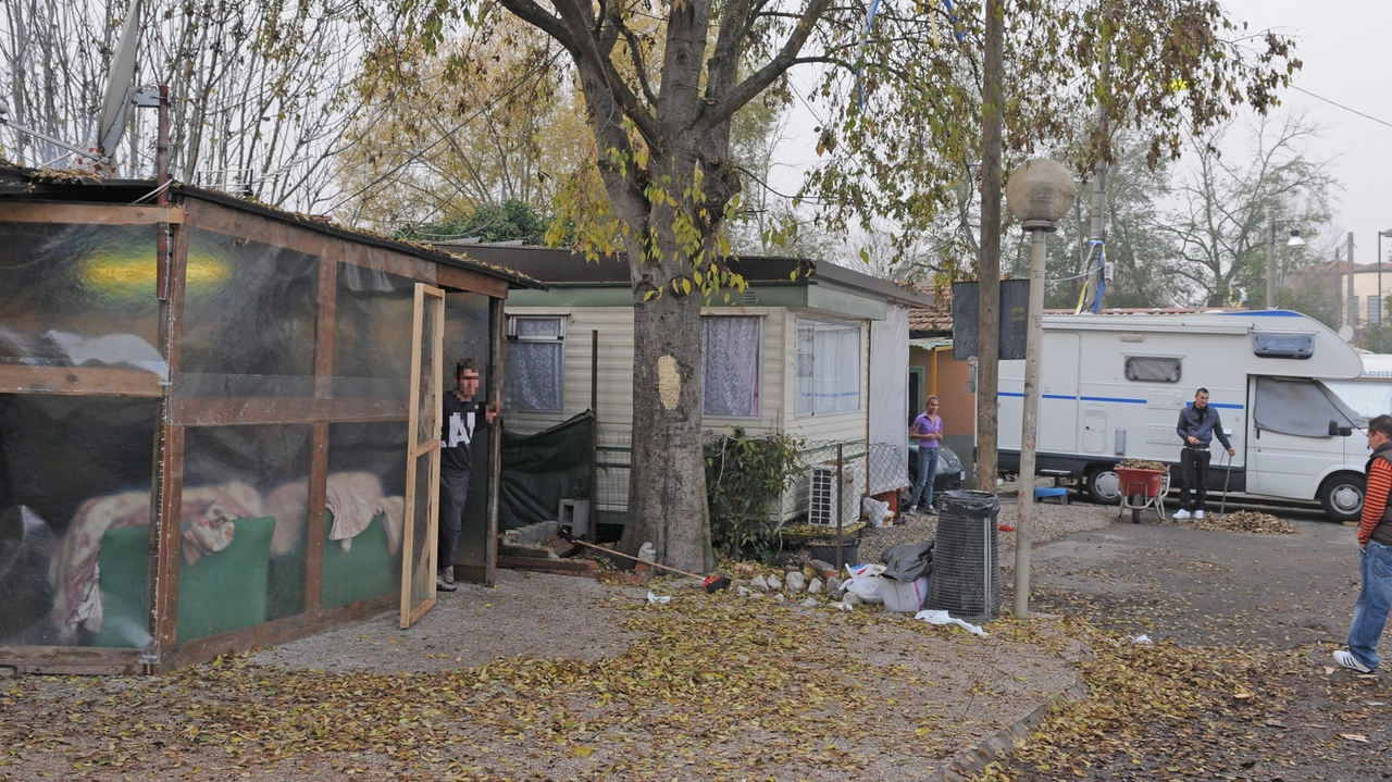 Il campo rom di piazzale Europa a Pavia Il campo rom di piazzale Europa a Pavia