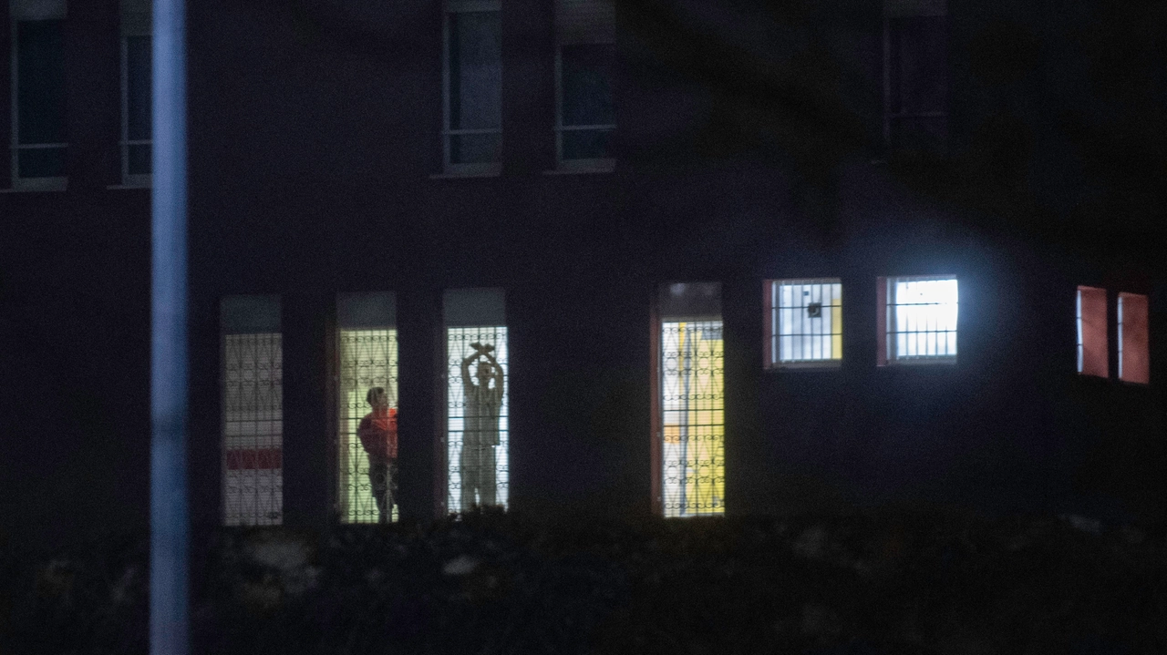Luci dal carcere minorile Beccaria dopo una delle tante evasioni Luci dal carcere minorile Beccaria dopo una delle tante evasioni