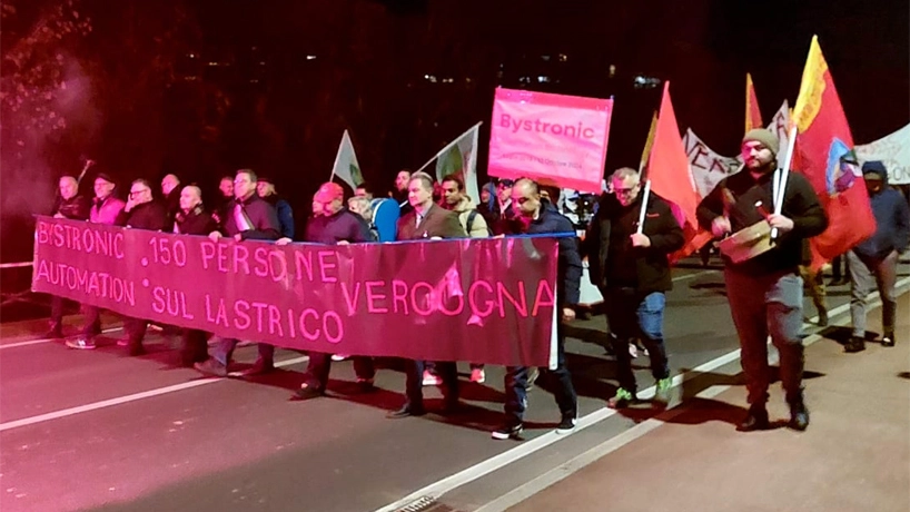 La protesta dei lavoratori della Bystronic giovedì sera a Pieve Emanuele La protesta dei lavoratori della Bystronic giovedì sera a Pieve Emanuele