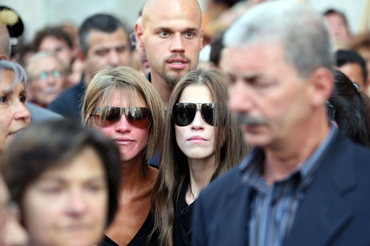Le gemelle Paola e Stefania Cappa il giorno dei funerali di Chiara Poggi