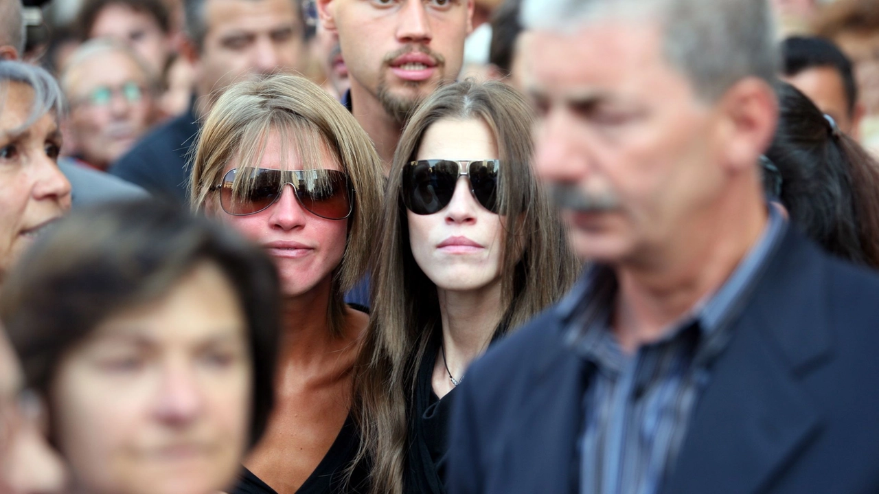 Le gemelle Paola e Stefania Cappa il giorno dei funerali di Chiara Poggi
