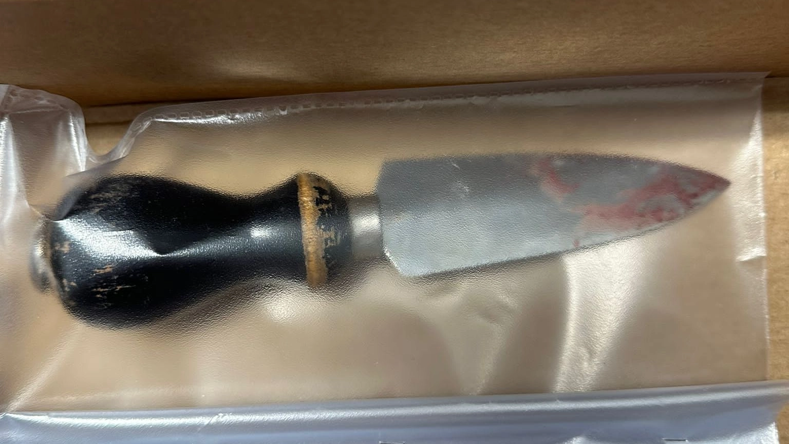 Il coltello da formaggio utilizzato nell'aggressione al vicino di casa