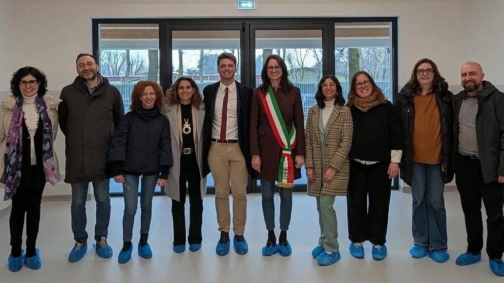 La vicesindaca Paola Colombo e l’assessore Galbiati al taglio del nastro della struttura. L’opera realizzata con i fondi del Pnrr ( 2,3 milioni di euro ) e del Comune (440mila euro). .