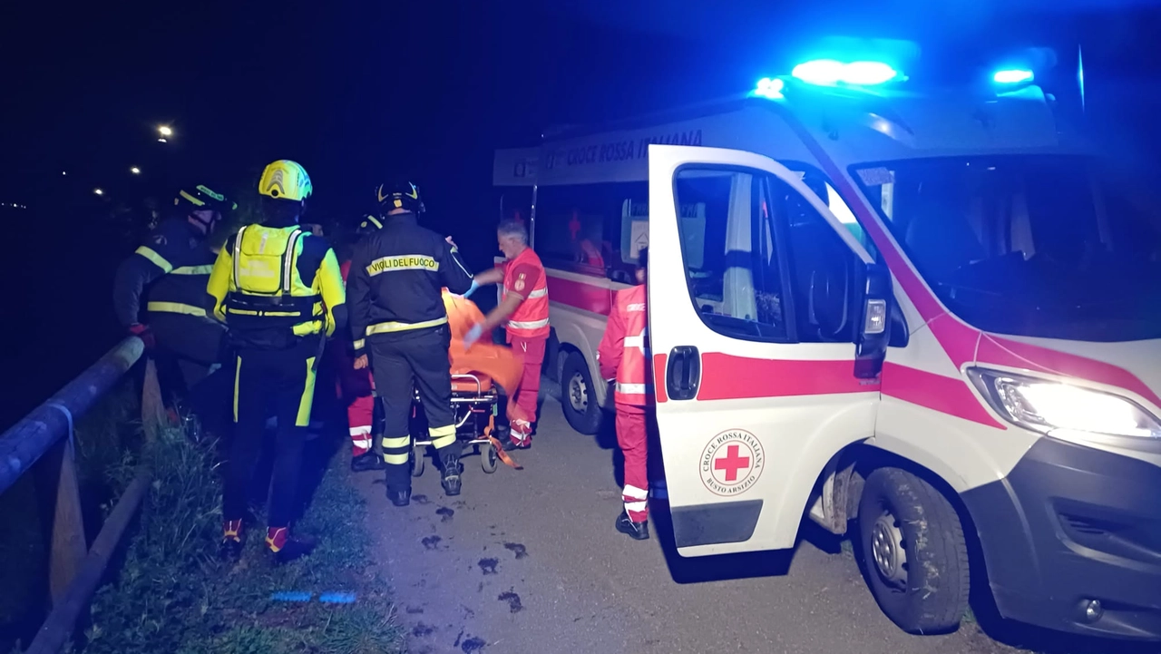 Sul posto i mezzi di soccorso (foto di repertorio) Sul posto i mezzi di soccorso (foto di repertorio)