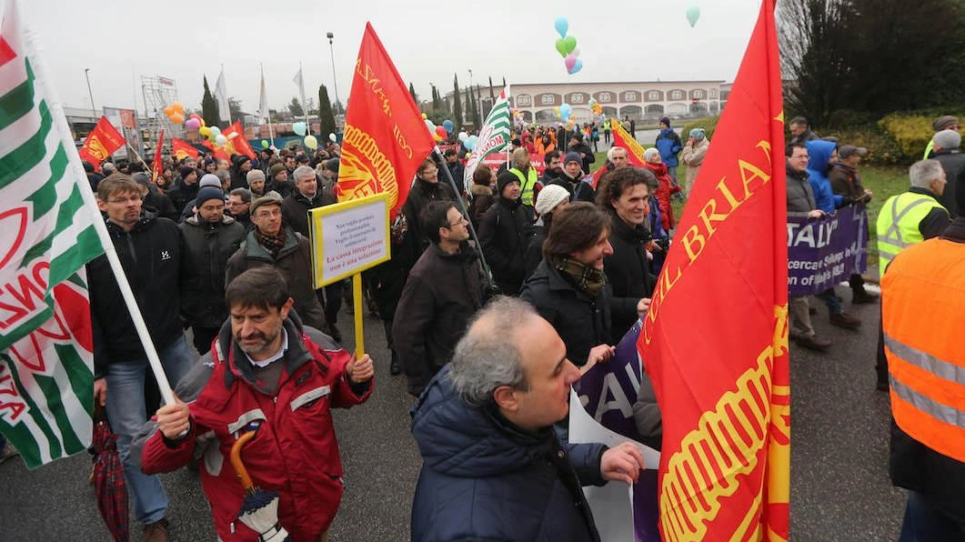. precedente manifestazione dei lavoratori della St di Agrate sempre più preoccupati per il loro futuro Ora i sindacati annunciano lo sciopero . precedente manifestazione dei lavoratori della St di Agrate sempre più preoccupati per il loro futuro Ora i sindacati annunciano lo sciopero