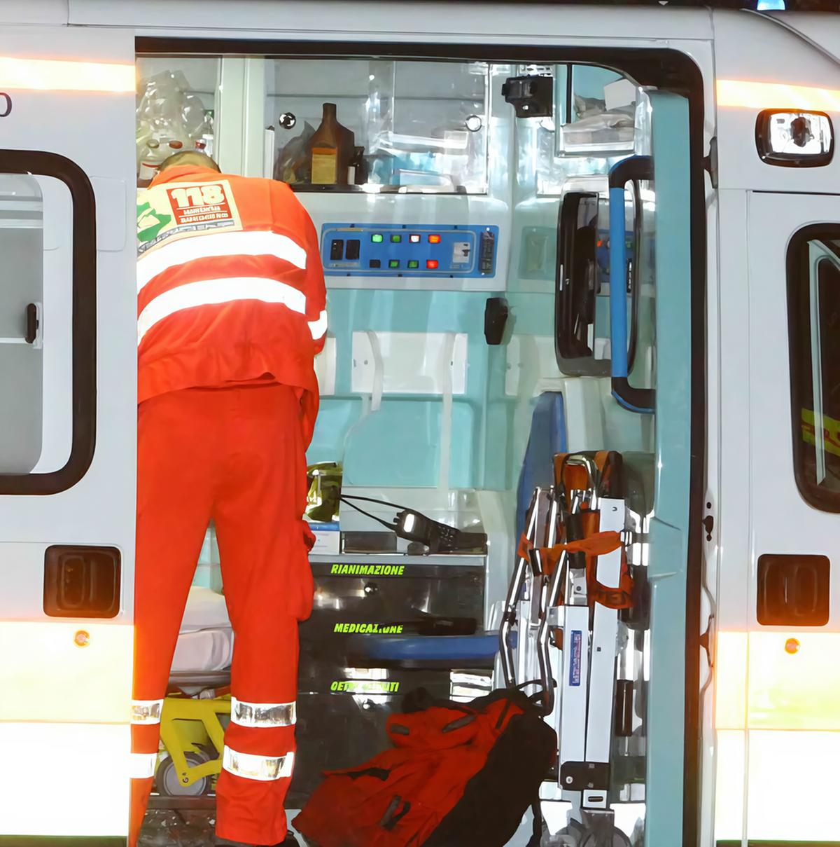 rozzano incidente sulla ex statale 35 dei giovi ferito un motociclista e strada chiusa