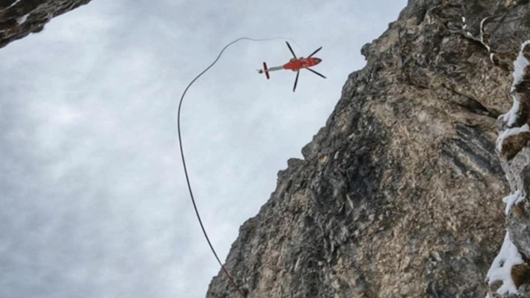 I soccorsi dei vigili del fuoco in elicottero I soccorsi dei vigili del fuoco in elicottero