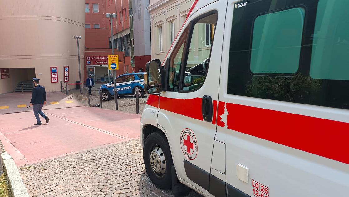 Lodi, vuole vedere la fidanzata ricoverata in ospedale: al “no” dei medici estrae un coltello, denunciato Lodi, vuole vedere la fidanzata ricoverata in ospedale: al “no” dei medici estrae un coltello, denunciato