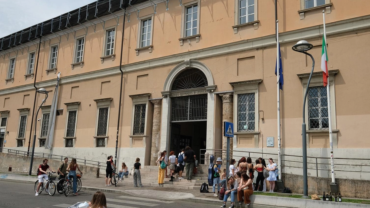 Il tetto lungo tutta la facciata del liceo classico Zucchi è stato messo in sicurezza con una rete di protezione per evitare pezzi di intonaco e cornicione precipitino sul marciapiede in caso di distacchi Il tetto lungo tutta la facciata del liceo classico Zucchi è stato messo in sicurezza con una rete di protezione per evitare pezzi di intonaco e cornicione precipitino sul marciapiede in caso di distacchi
