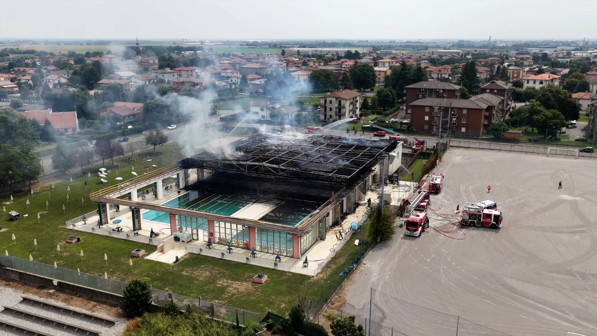 Ghisalba, scoppia incendio sul tetto della piscina: 50 persone evacuate, alta colonna di fumo