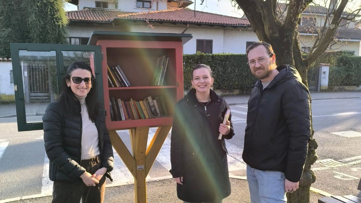 L’inaugurazione del Book Crossing con la vicesindaca Francesca Sulis, l’assessora Federica Manno e il sindaco Massimiliano Occa
