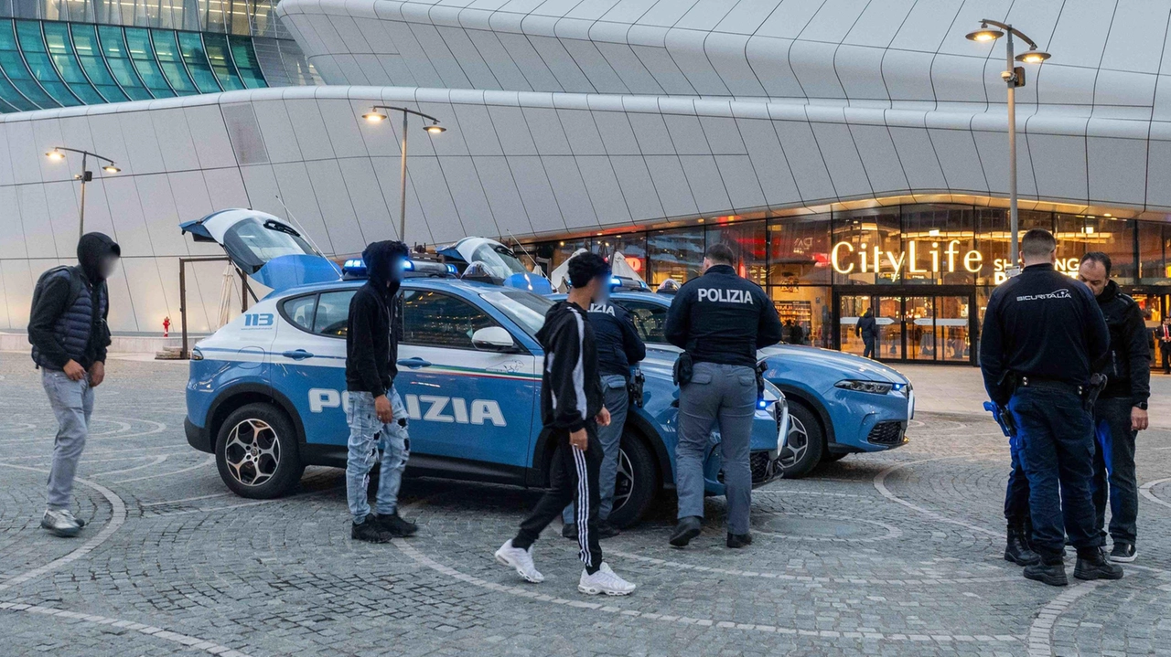 Gli agenti delle Volanti ieri sera in piazza Tre Torri a CityLife