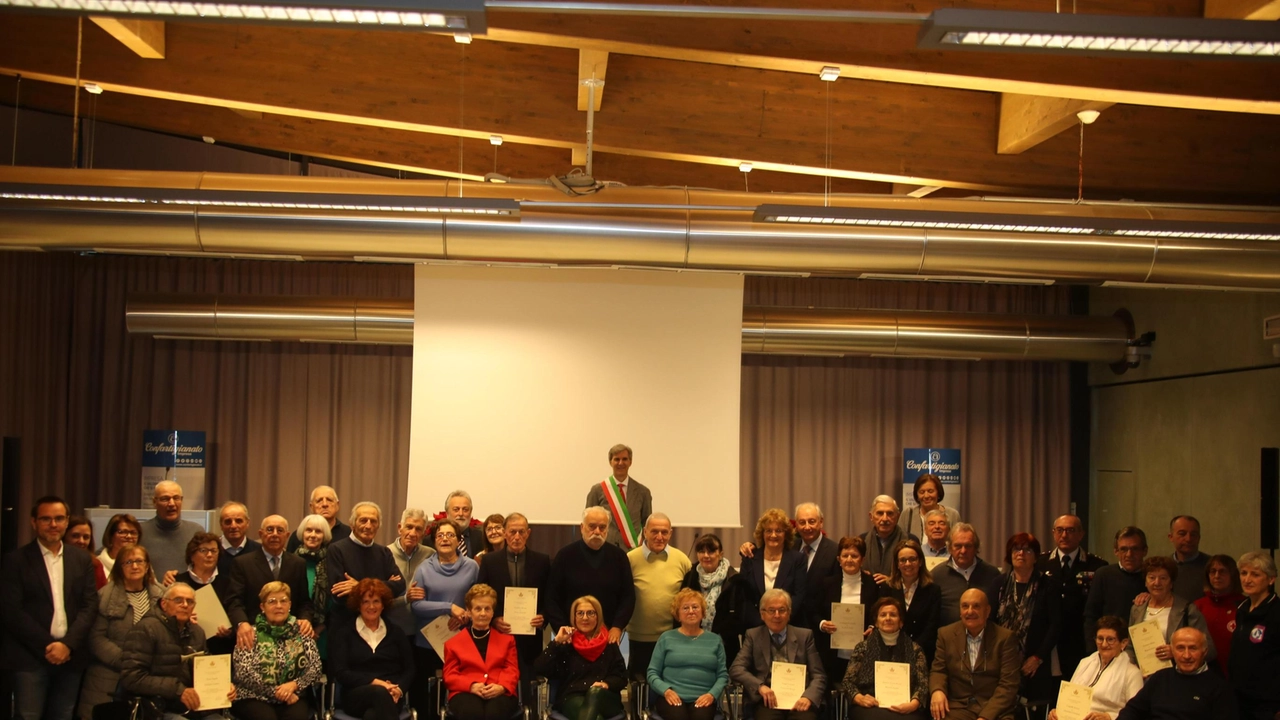 Il Comune di Sondrio ha premiato le coppie sposate da 50 e 60 anni, celebrando la loro lunga unione con una cerimonia. Il Comune di Sondrio ha premiato le coppie sposate da 50 e 60 anni, celebrando la loro lunga unione con una cerimonia.