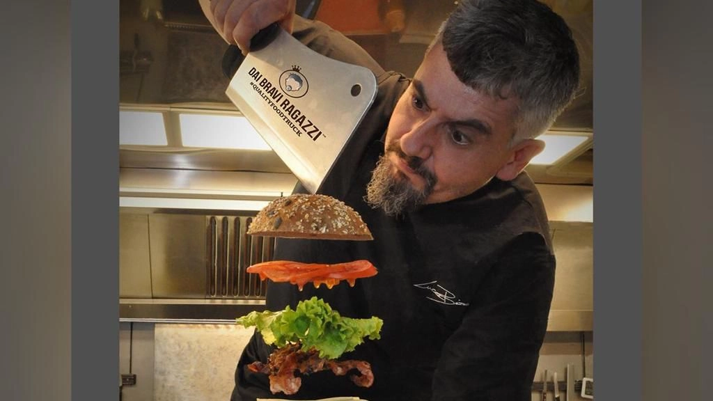 Luca Bizzarri, chef del food truck “Dai Bravi Ragazzi“ di Meda, sempre sulla breccia del gusto Luca Bizzarri, chef del food truck “Dai Bravi Ragazzi“ di Meda, sempre sulla breccia del gusto