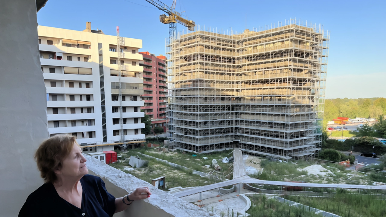 Massimo Tilli della G&G scrive una lettera ai 900 residenti “prigionieri“ del cantiere in Via dei Pini. Al centro della vicenda la tentata estorsione da 30 milioni di euro per crediti non pagati alla Fenice. Massimo Tilli della G&G scrive una lettera ai 900 residenti “prigionieri“ del cantiere in Via dei Pini. Al centro della vicenda la tentata estorsione da 30 milioni di euro per crediti non pagati alla Fenice.