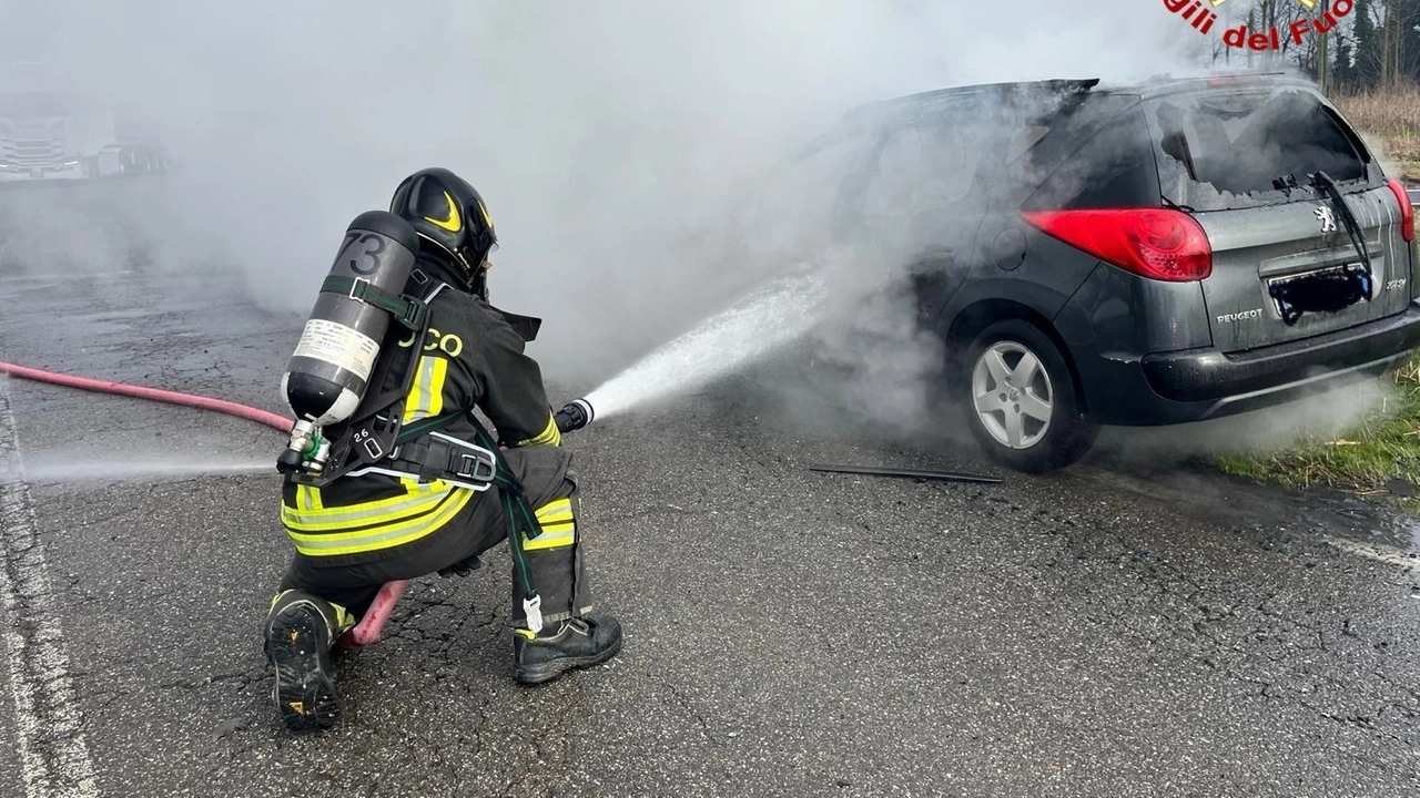 La Peugeot station wagon è stata avvolta dalle fiamme