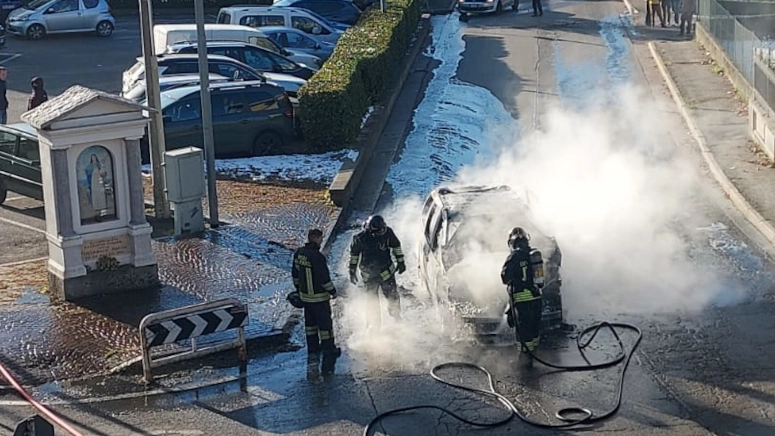L'auto che brucia a Introbio L'auto che brucia a Introbio