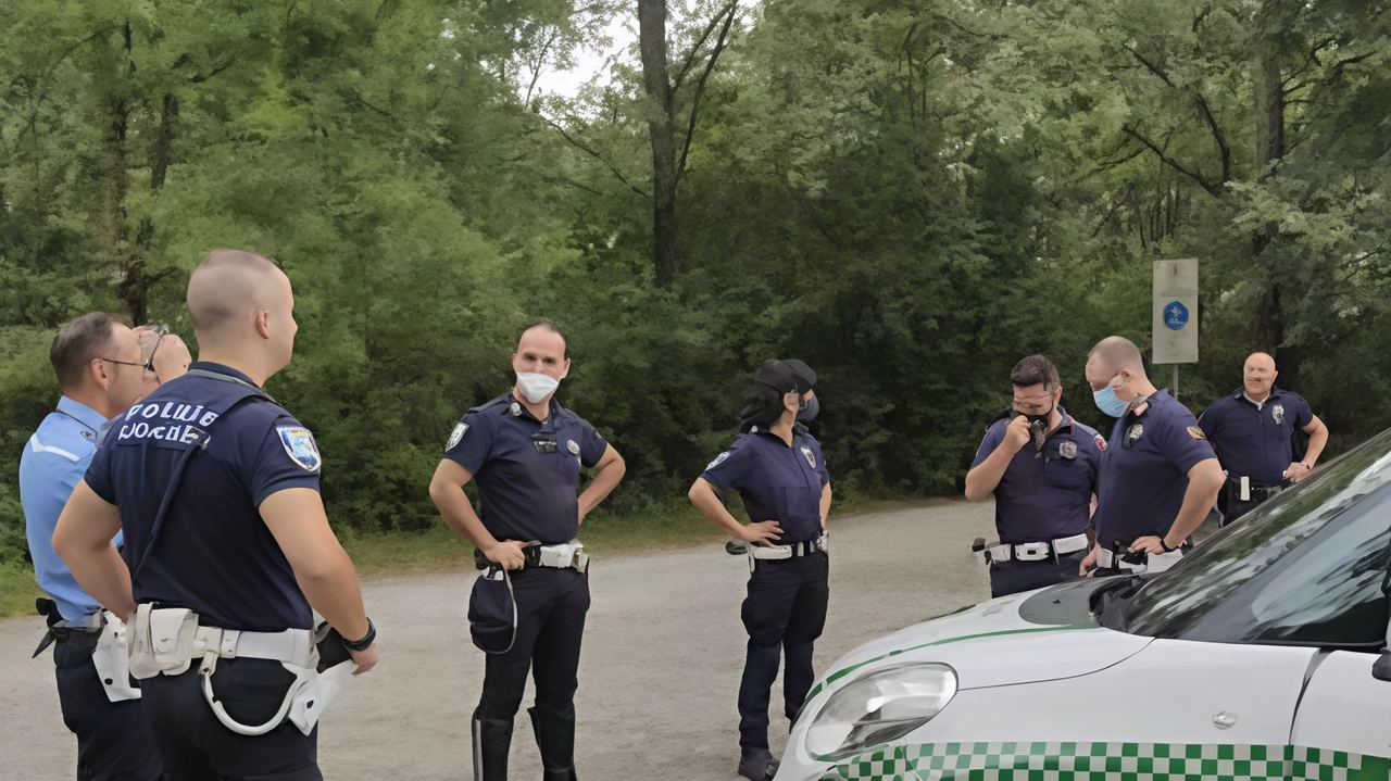 Nel Parco delle Groane, tre nordafricani fuggono a piedi dopo essere stati inseguiti dalla polizia locale di Limbiate, Cogliate, Seveso e Meda. Abbandonata l'auto noleggiata, trovato un fucile e schede telefoniche usa e getta. Operazione contro lo spaccio di droga in corso. Nel Parco delle Groane, tre nordafricani fuggono a piedi dopo essere stati inseguiti dalla polizia locale di Limbiate, Cogliate, Seveso e Meda. Abbandonata l'auto noleggiata, trovato un fucile e schede telefoniche usa e getta. Operazione contro lo spaccio di droga in corso.