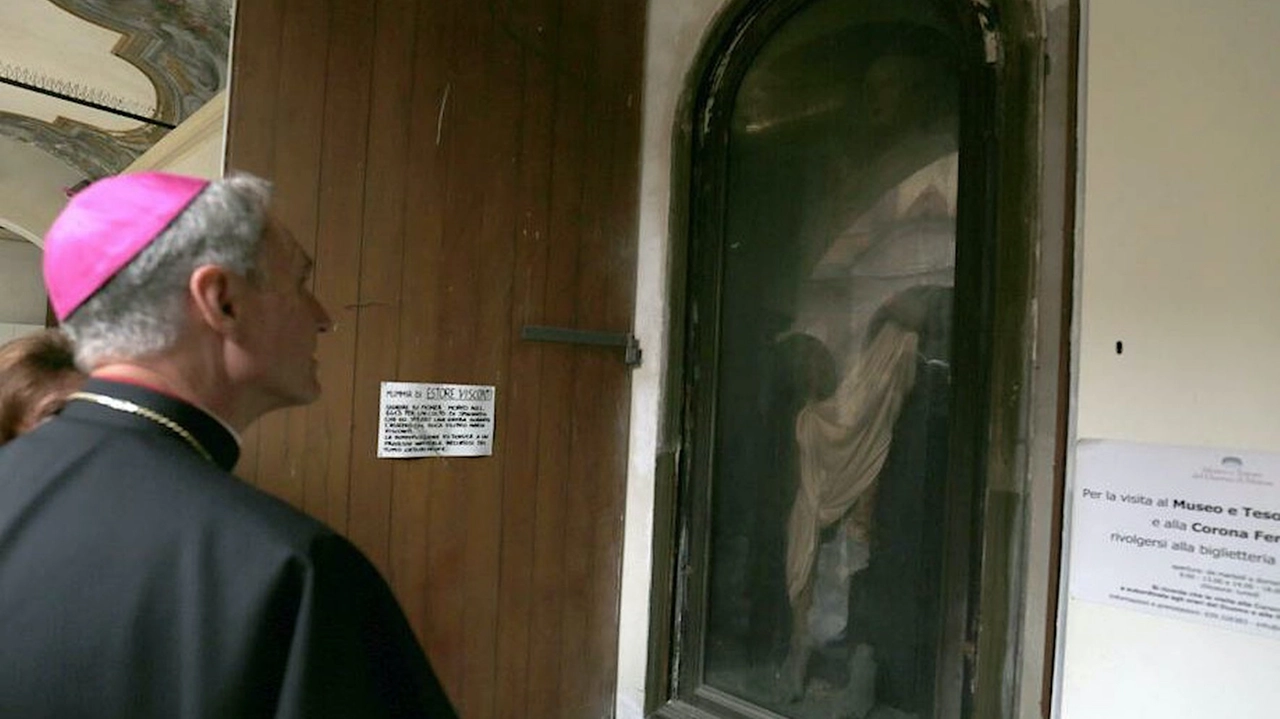 La mummia era nel chiostro del Duomo: nella foto l’arcivescovo Georg Gänswein in visita prima che venisse portata in università; nel tondo, Vittorio Rossin La mummia era nel chiostro del Duomo: nella foto l’arcivescovo Georg Gänswein in visita prima che venisse portata in università; nel tondo, Vittorio Rossin