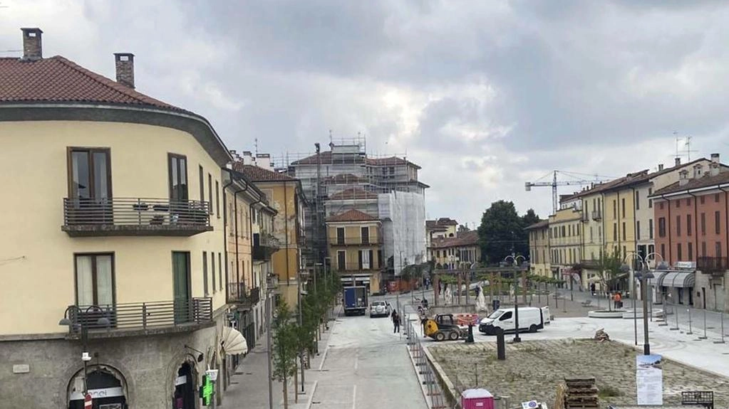 Dopo un anno di lavori di riqualificazione e con il cantiere ancora aperto per completare la zona pedonale, piazza Garibaldi... Dopo un anno di lavori di riqualificazione e con il cantiere ancora aperto per completare la zona pedonale, piazza Garibaldi...