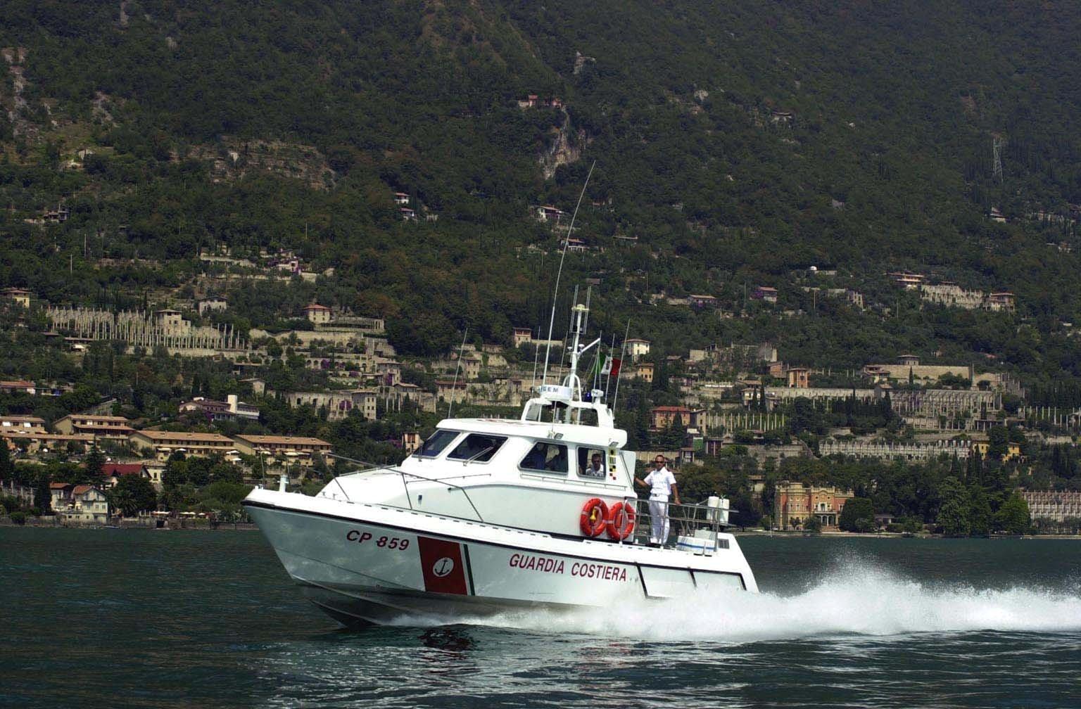 Si ferma in un tunnel lungo la Gardesana e precipita per cento metri nel lago: la tragica fine di un ciclista Si ferma in un tunnel lungo la Gardesana e precipita per cento metri nel lago: la tragica fine di un ciclista