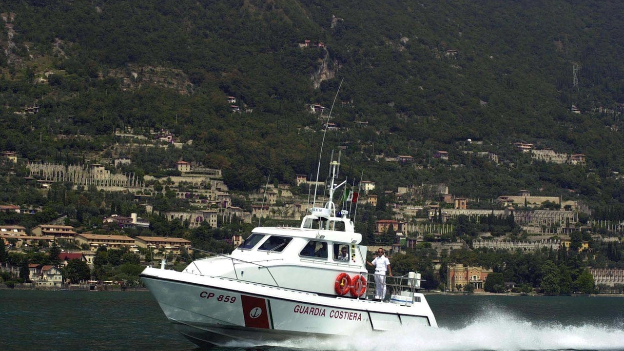 A recuperare il corpo dello sportivo sono stati i militari della Guardia Costiera A recuperare il corpo dello sportivo sono stati i militari della Guardia Costiera