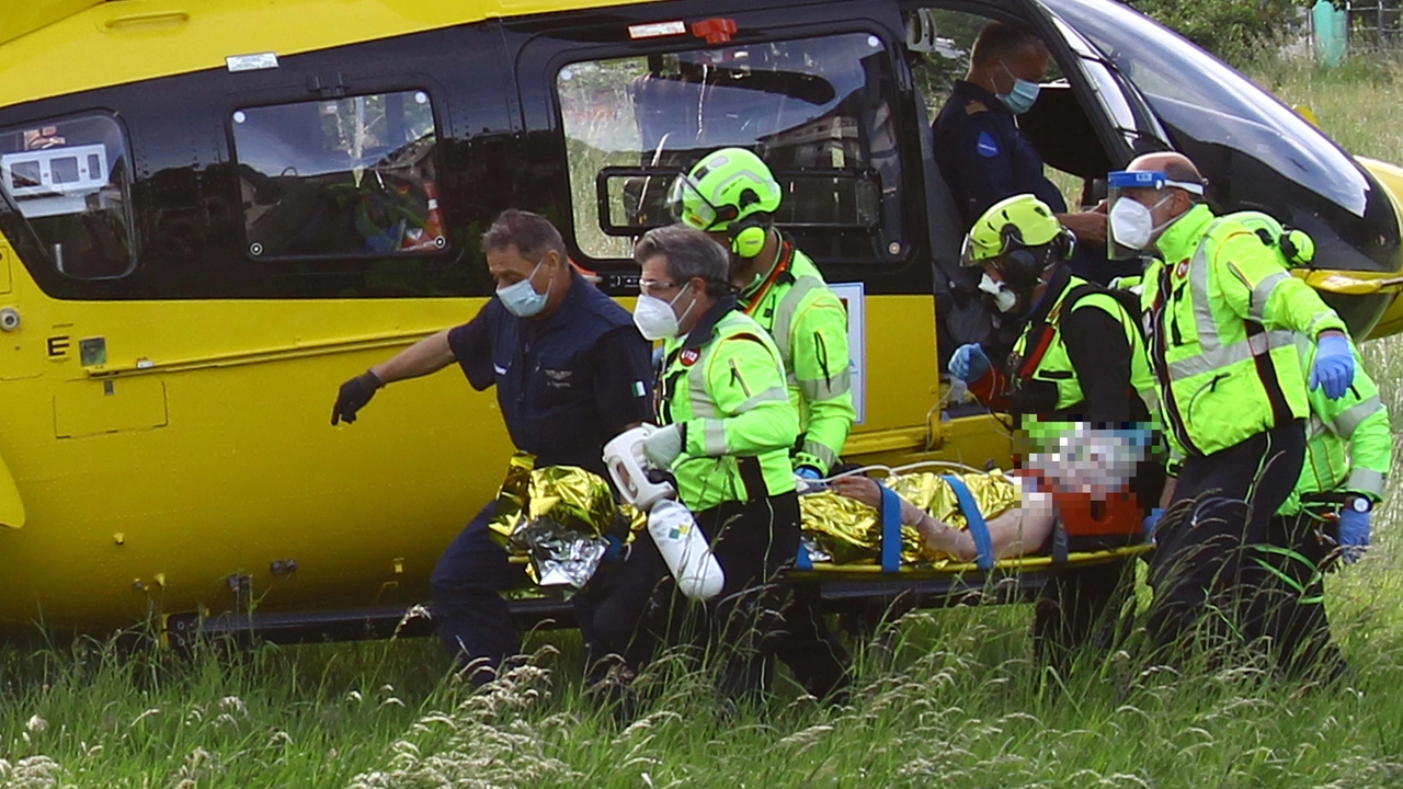 Talamona, i soccorsi dopo l'incidente stradale sulla statale dello Stelvio tra un'auto e una moto Talamona, i soccorsi dopo l'incidente stradale sulla statale dello Stelvio tra un'auto e una moto