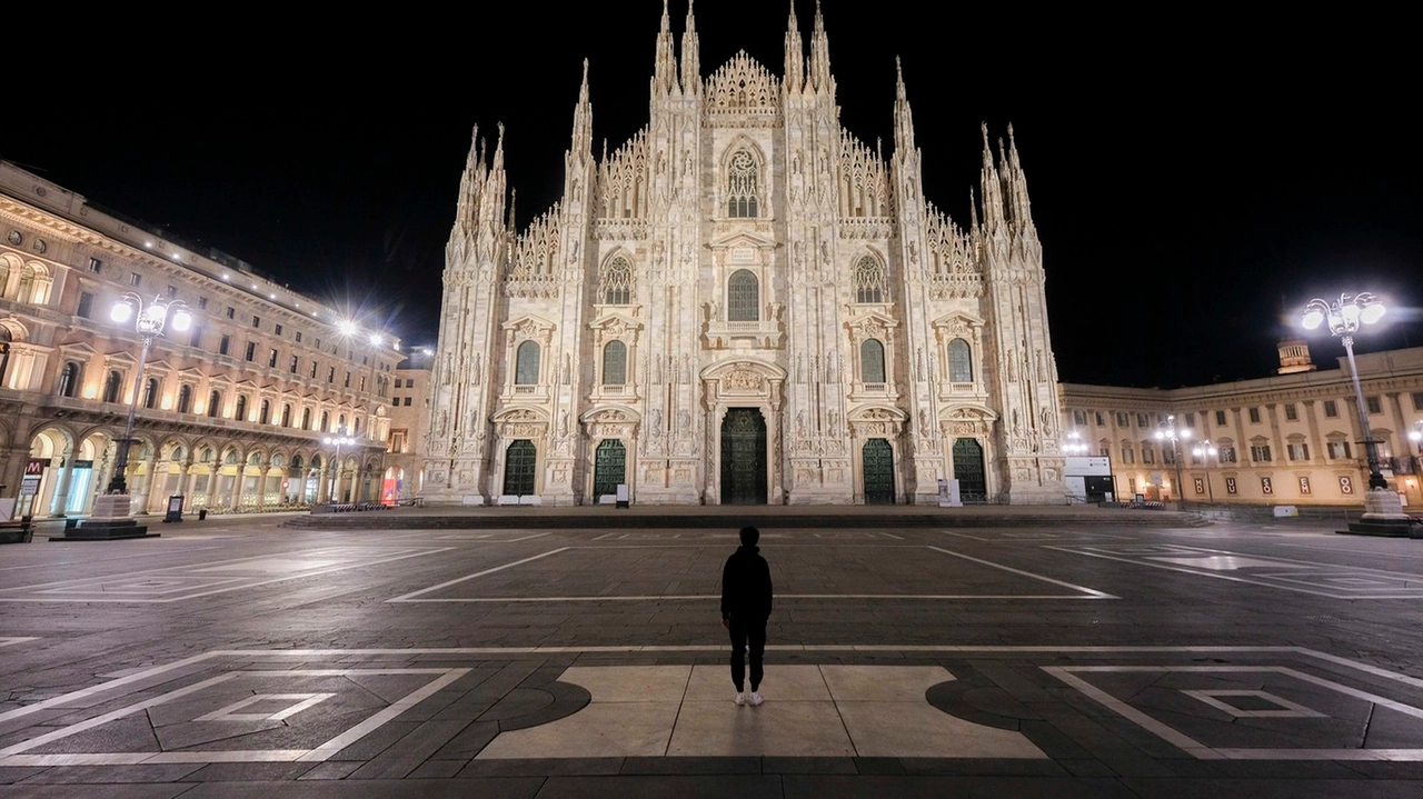 Una persona sola in una piazza Duomo deserta