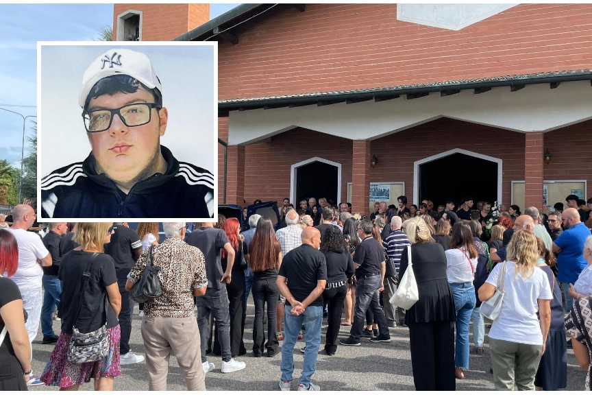 Folla fuori dalla chiesa del Redentore durante i funerali di Lorys Bellapianta (nel riquadro)