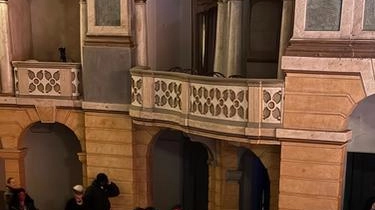 Pulcinella a guidare gli attori, che escono da un luogo insolito come il collegio Ghislieri e cominciano a cantare... Pulcinella a guidare gli attori, che escono da un luogo insolito come il collegio Ghislieri e cominciano a cantare...