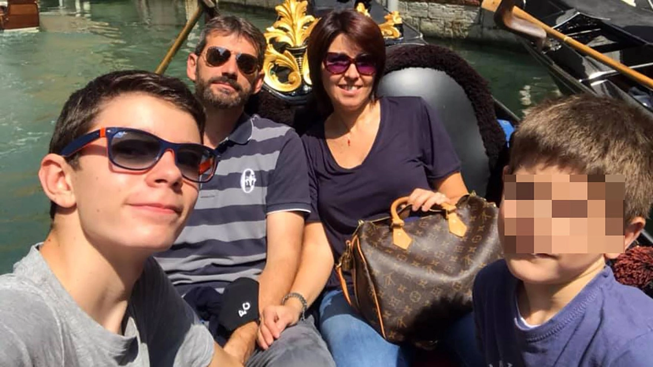 "Non lo lascio solo. L’ho abbracciato anche quella mattina, dai carabinieri. Nonostante il gesto. Perché è stato materialmente lui, ma non è stato lui" . .