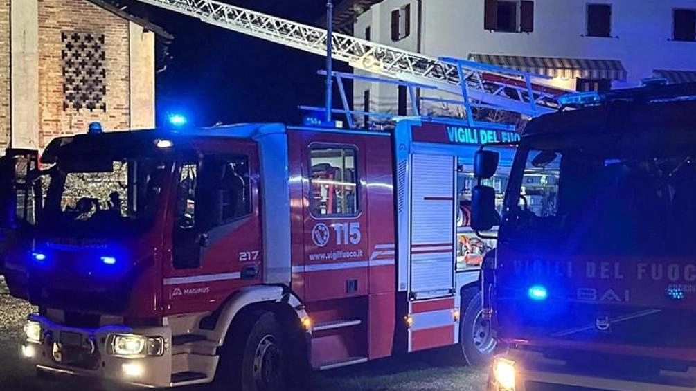 L’allarme è scattato nel cuore della notte a Casto da un’abitazione di via Roma al civico 55 al primo piano di una palazzina
