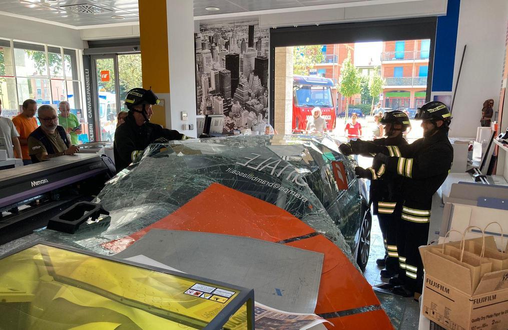 L’anziana si confonde: auto sfonda la vetrina L’anziana si confonde: auto sfonda la vetrina