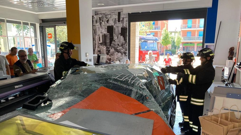L’anziana si confonde: auto sfonda la vetrina