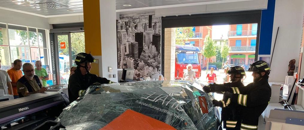 L’anziana si confonde: auto sfonda la vetrina