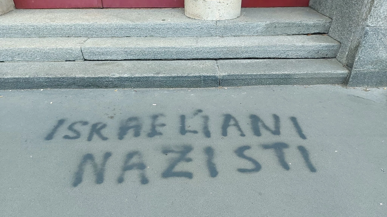 Scritte antisemite dinanzi all'ingresso della scuola Primaria Pirelli di Via Goffredo da Bussero 9 a Milano Scritte antisemite dinanzi all'ingresso della scuola Primaria Pirelli di Via Goffredo da Bussero 9 a Milano