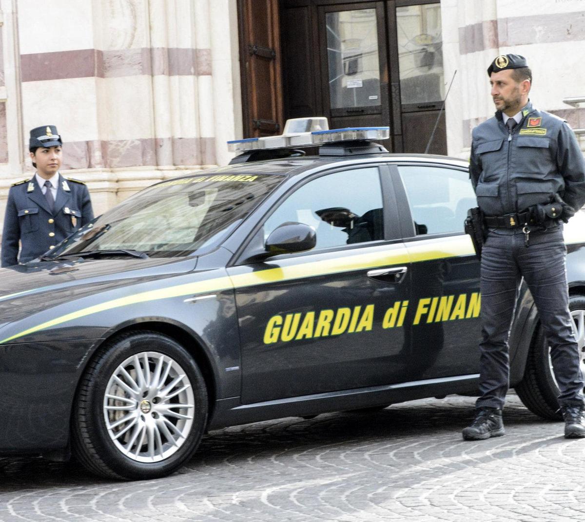 nascosti fra le mensole 260mila euro il colossale giro di fatture false scoperto dalle fiamme gialle bresciane