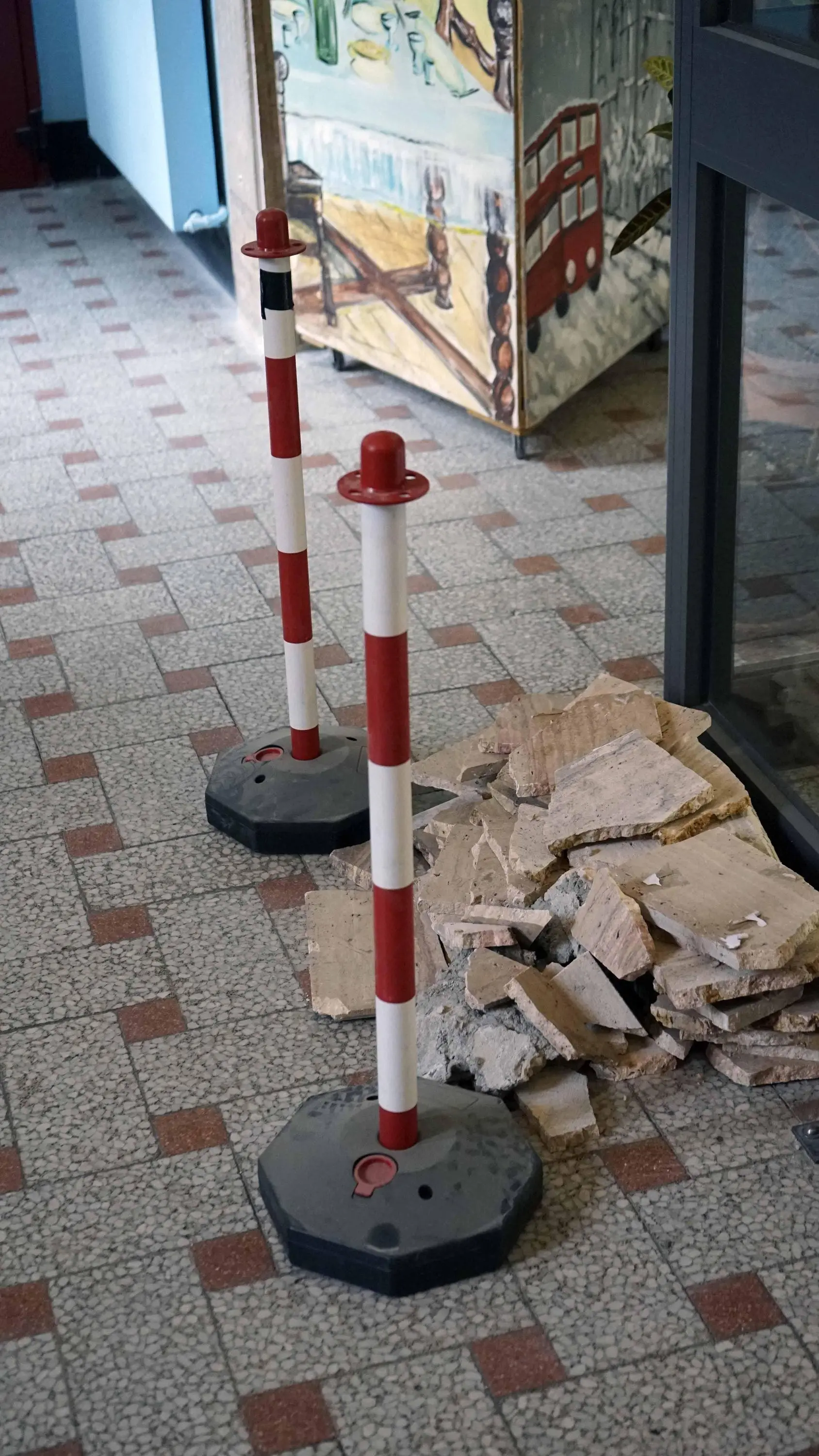 Crolla l’intonaco in una scuola. Aule inagibili, lezioni in palestra