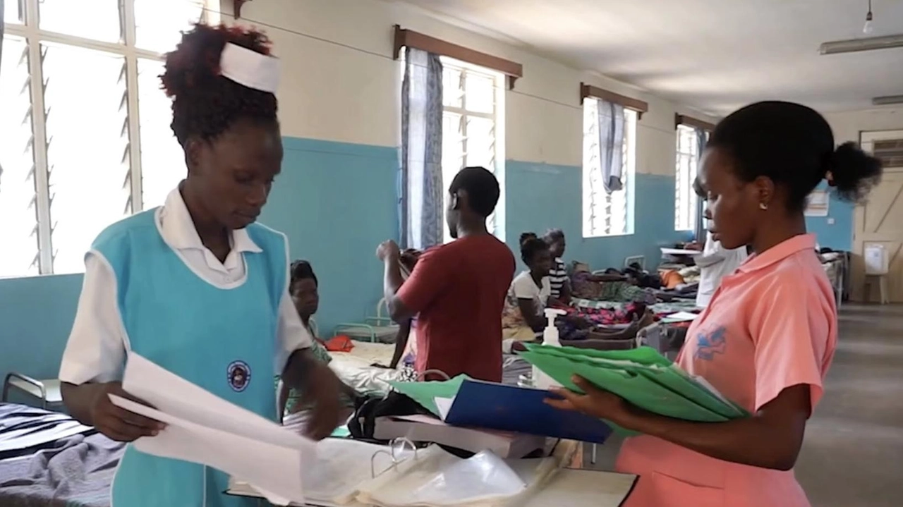 Il sistema debutterà in Uganda e Tanzania per fornire cure d’emergenza guidando gli operatori sanitari meno esperti durante il triage la diagnosi e il trattamento di patologie come gastroenterite e malaria. Il sistema debutterà in Uganda e Tanzania per fornire cure d’emergenza guidando gli operatori sanitari meno esperti durante il triage la diagnosi e il trattamento di patologie come gastroenterite e malaria.