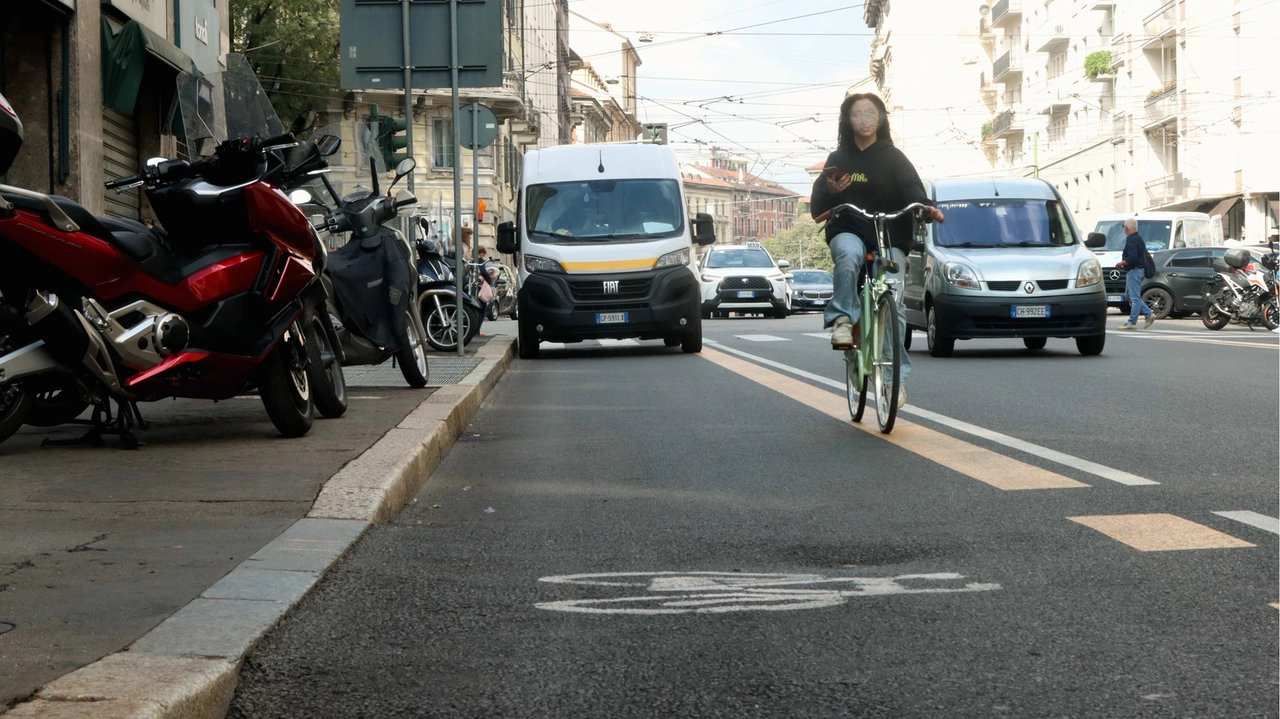 La pista ciclabile in via Carducci a Milano La pista ciclabile in via Carducci a Milano
