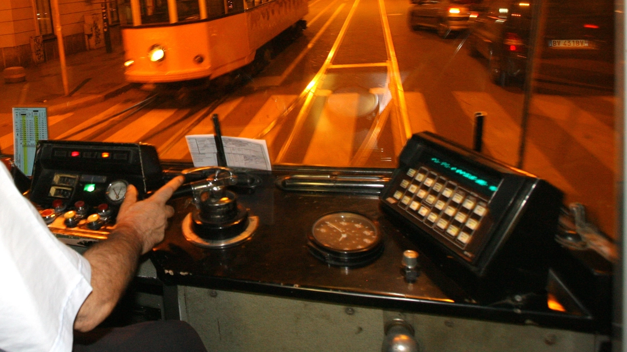 Conducente di un tram a Milano in una foto di archivio Conducente di un tram a Milano in una foto di archivio