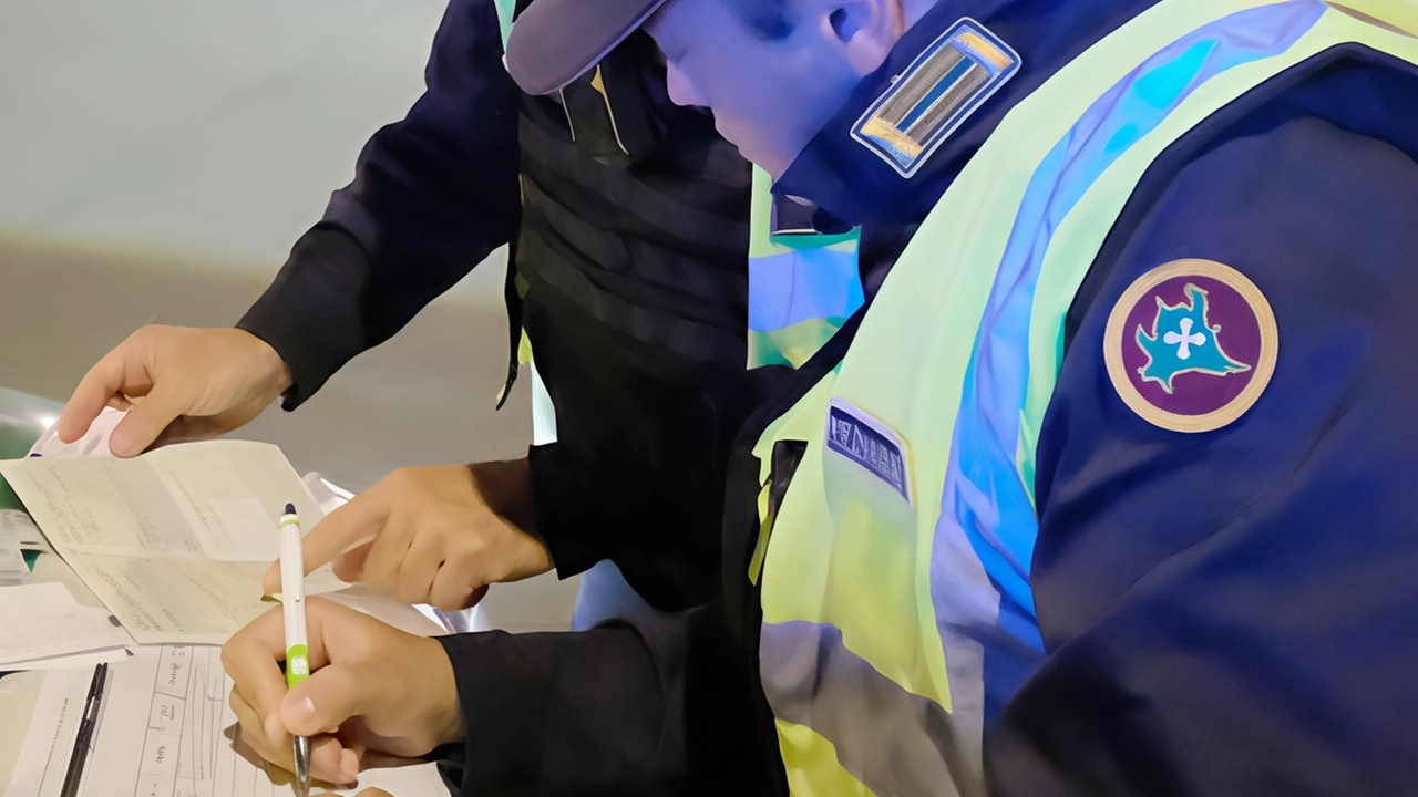 Durante le prime pattuglie sovracomunali serali a Limbiate, un automobilista ubriaco è stato bloccato dopo un inseguimento. Più di 100 veicoli sono stati controllati, con due sequestri e 45 alcoltest effettuati. Il servizio di sicurezza continuerà fino a fine novembre. Durante le prime pattuglie sovracomunali serali a Limbiate, un automobilista ubriaco è stato bloccato dopo un inseguimento. Più di 100 veicoli sono stati controllati, con due sequestri e 45 alcoltest effettuati. Il servizio di sicurezza continuerà fino a fine novembre.