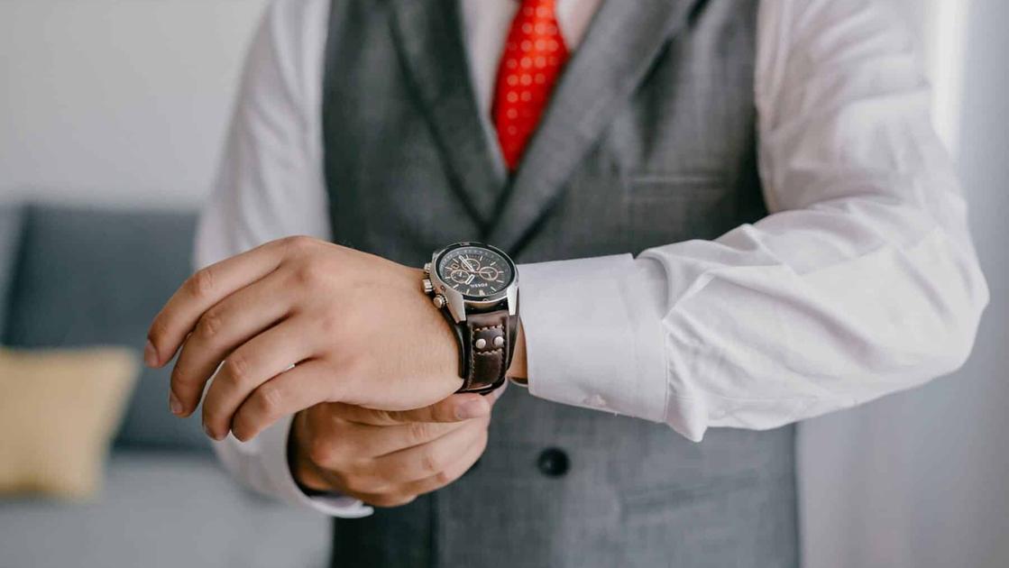 Ladri d’orologi nel Quadrilatero della moda: gli sfilano un Patek Philippe da 150 mila euro, presi dai poliziotti in borghese Ladri d’orologi nel Quadrilatero della moda: gli sfilano un Patek Philippe da 150 mila euro, presi dai poliziotti in borghese